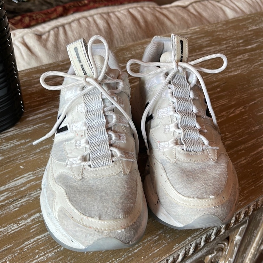 New balance tennis shoes